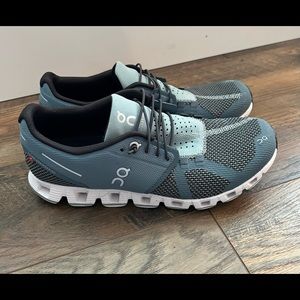 Womens on cloud running shoes 9.5